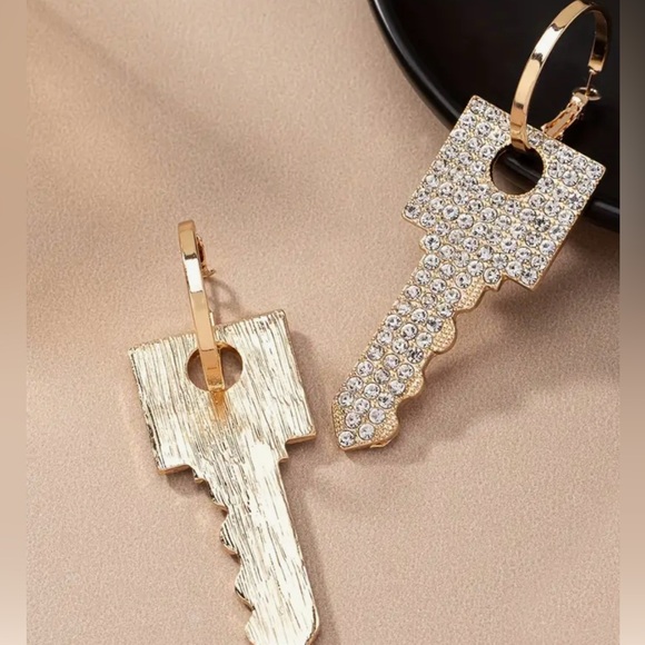 🆕 Chic Boho-Inspired Large Key Dangle Earrings with Sparkling Rhinestones - Picture 3 of 5